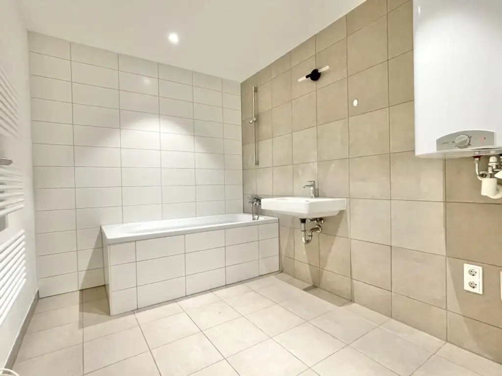 *WARMMIETE - Goldener Hirsch – Stilvolle 3-Zimmer-Wohnung mit Balkon in der Ziedlergasse, 23. Bezirk*