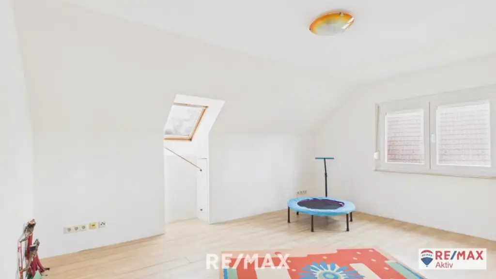 Einzugsbereites Haus mit großer Garage und großem Grundstück