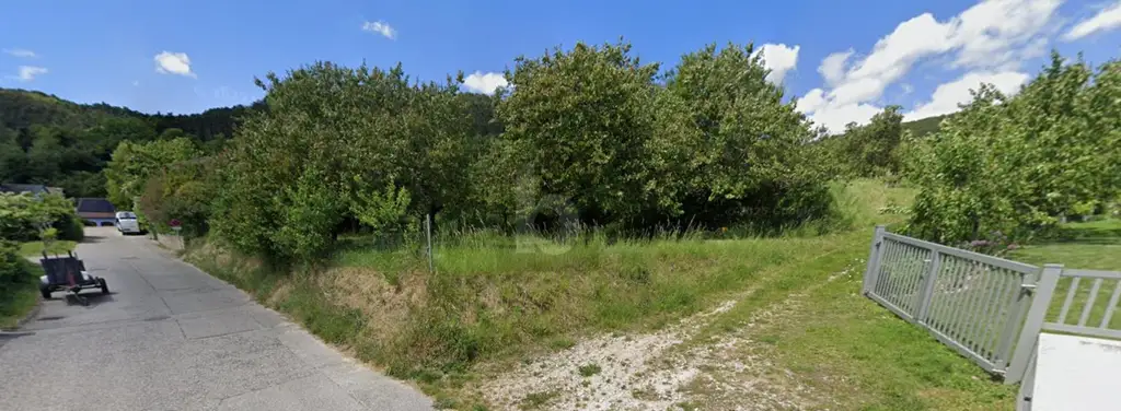 GROßZÜGIGES GRUNDSTÜCK IN TRAUMLAGE