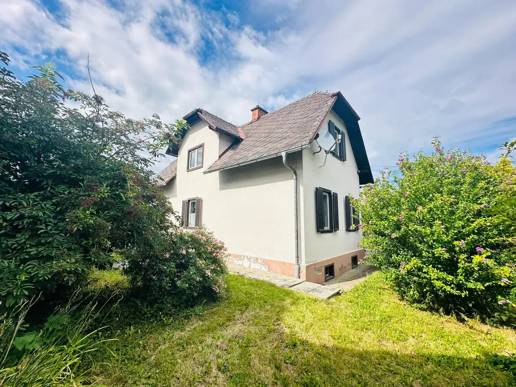 Sanierungsbedürftiges Einfamilienhaus auf großzügigem Grundstück in begehrter Lage!