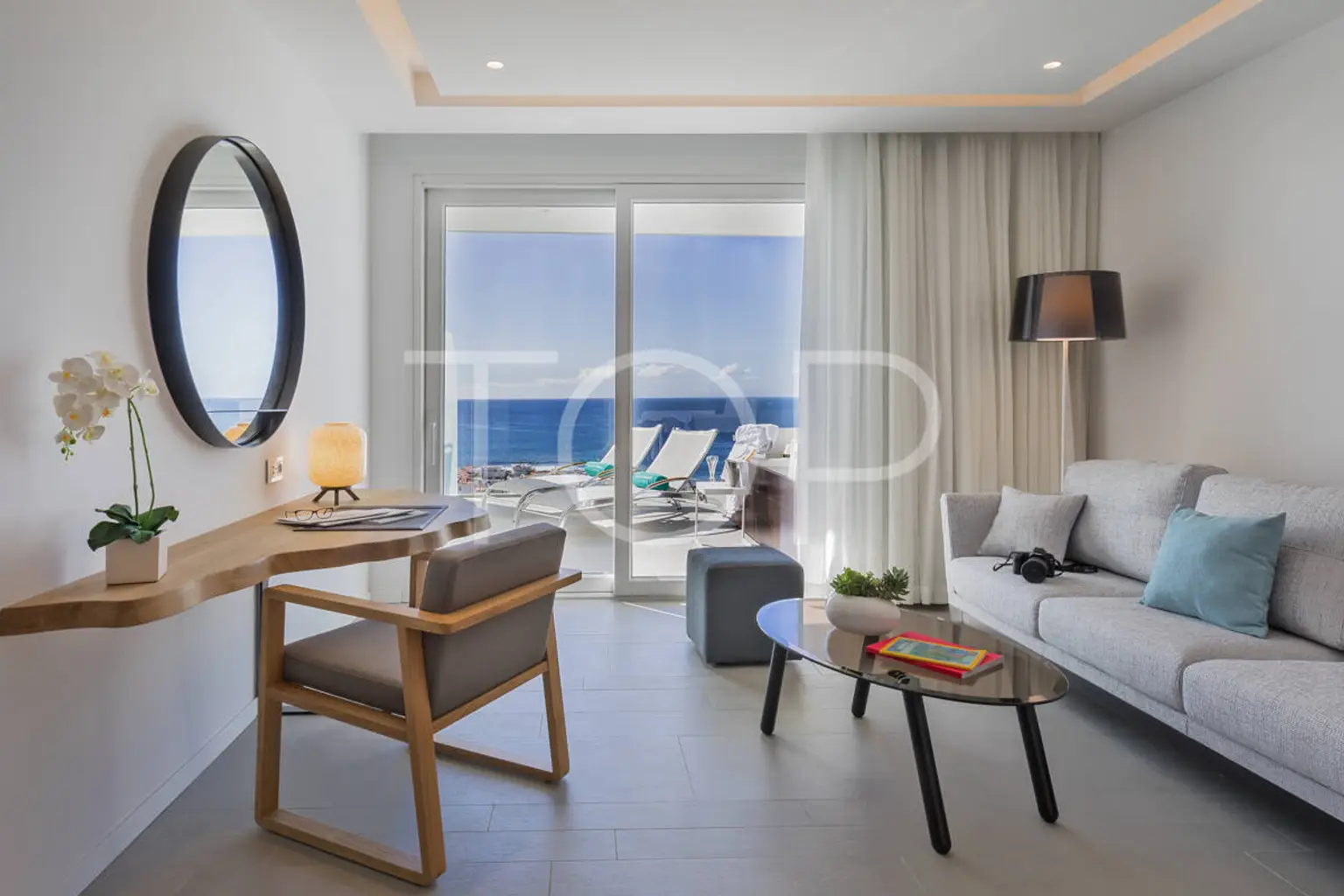 RHCB Juniorsuite front sea view with hot tub (1)