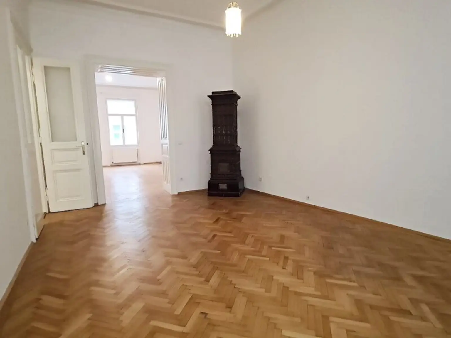 AM GRABEN-NÄHE, 95 m2 Altbau mit Balkon, 2 Zimmer, Komplettküche, Wannenbad, Parketten, 4. Liftstock, Flügeltüren, Spiegelgasse