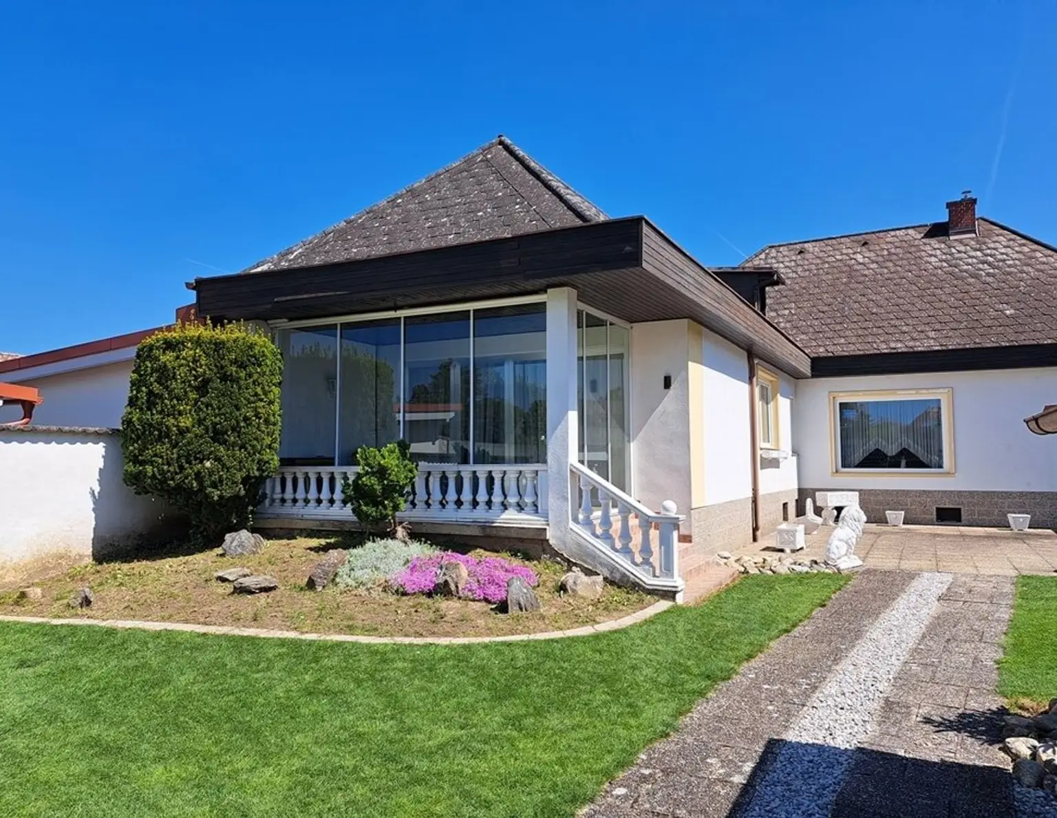 Top Preis - Schönes Familienhaus mit feinem, ruhigen Garten - Wintergarten und 2 Gartenhäusern - Nähe Eisenstadt