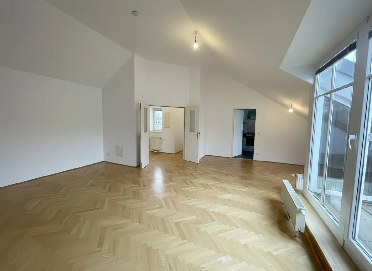 UNBEFRISTET: Klimatisierte 4-Zimmer Wohnung mit Terrasse