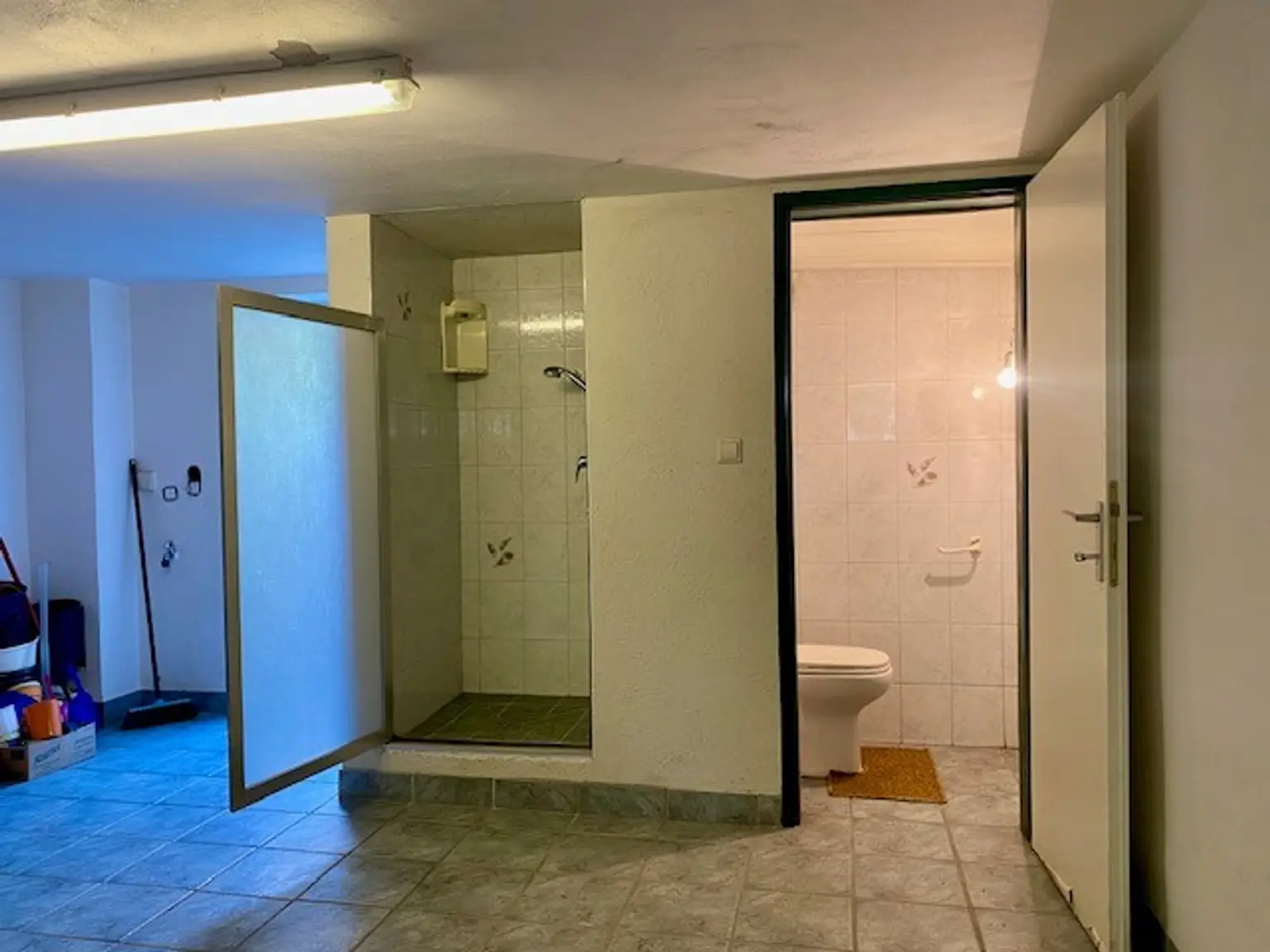 Dusche und WC im Keller