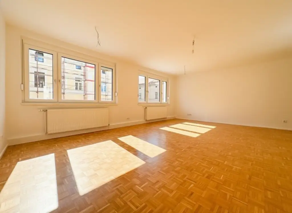 HELL UND SEHR GROSSZÜGIG - HOCHWERTIG SANIERTE 5-ZIMMER-WOHNUNG MIT BALKON IM 5. LIFTSTOCK