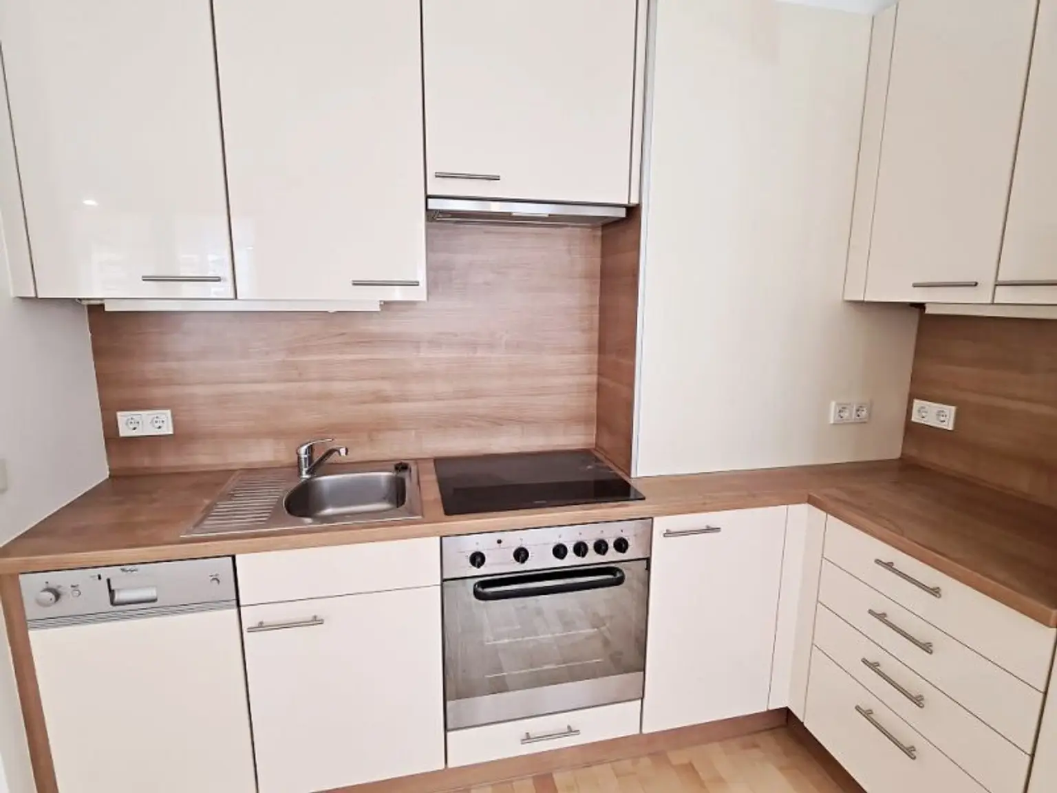 HÖRLGASSE BEIM SCHLICKPLATZ, gepflegte 45 m2 Neubau, 2 Zimmer, Komplettküche, Duschbad, Parketten, 2. Liftstock