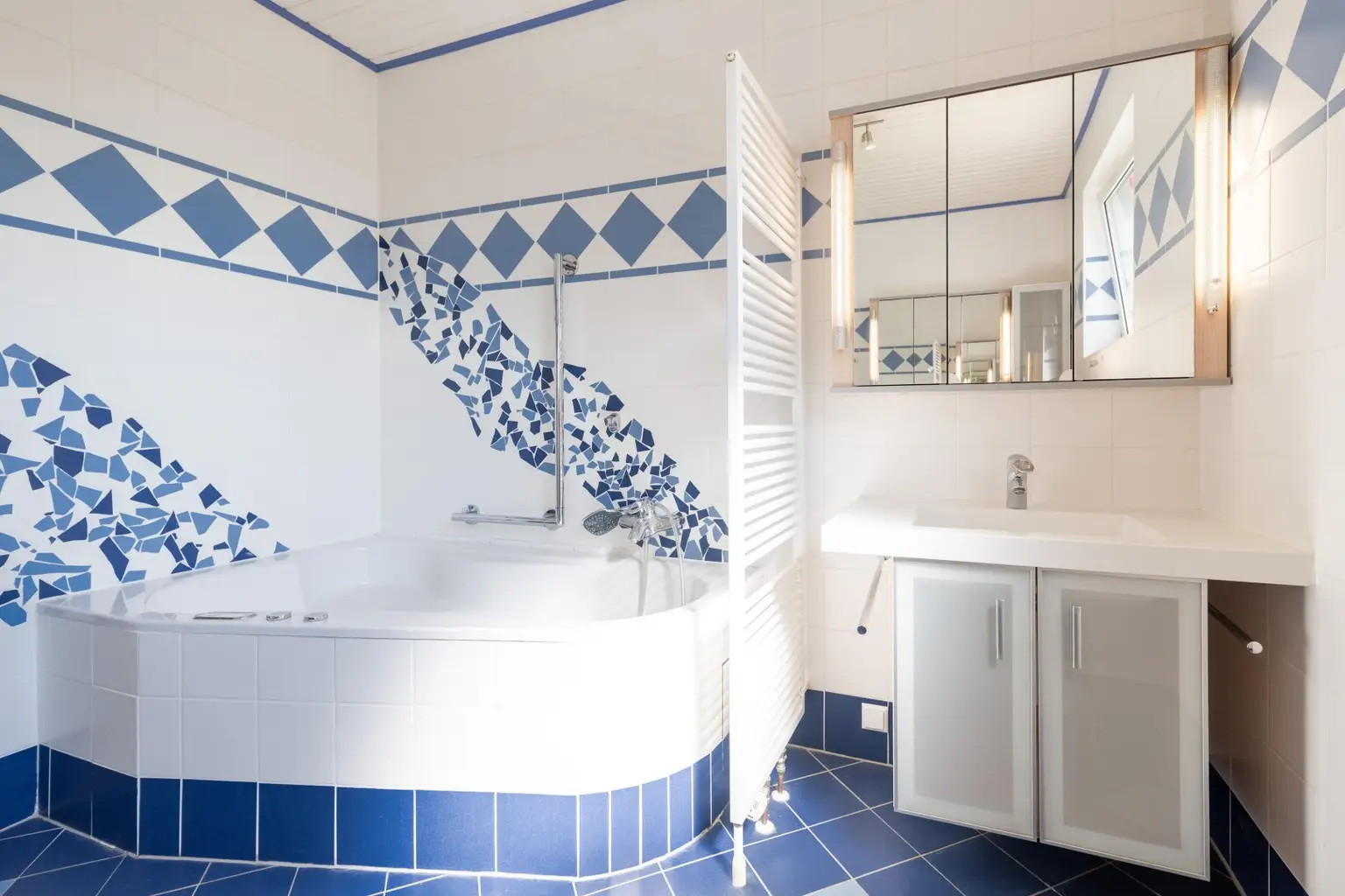 Ihr neues Zuhause: Haus mit Pool, Wintergarten & Komfort