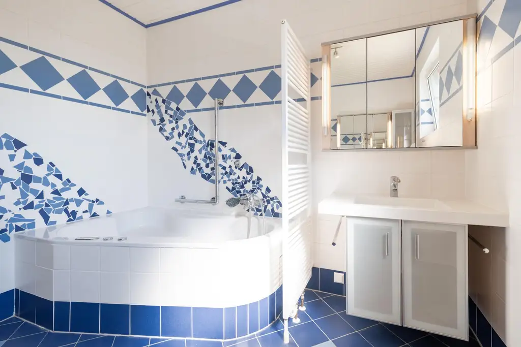 Ihr neues Zuhause: Haus mit Pool, Wintergarten & Komfort