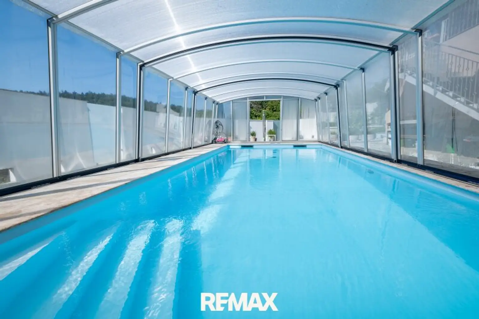 überdachter Pool
