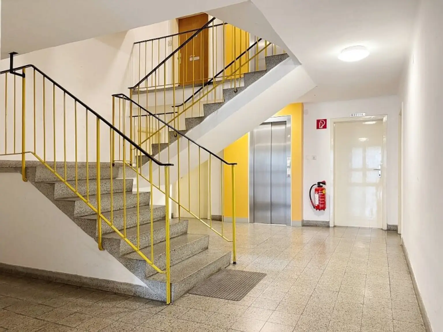 Großzügige 2 Zimmer-Loggia Wohnung - ruhig und gleichzeitig zentrumsnah - komplett möbliert