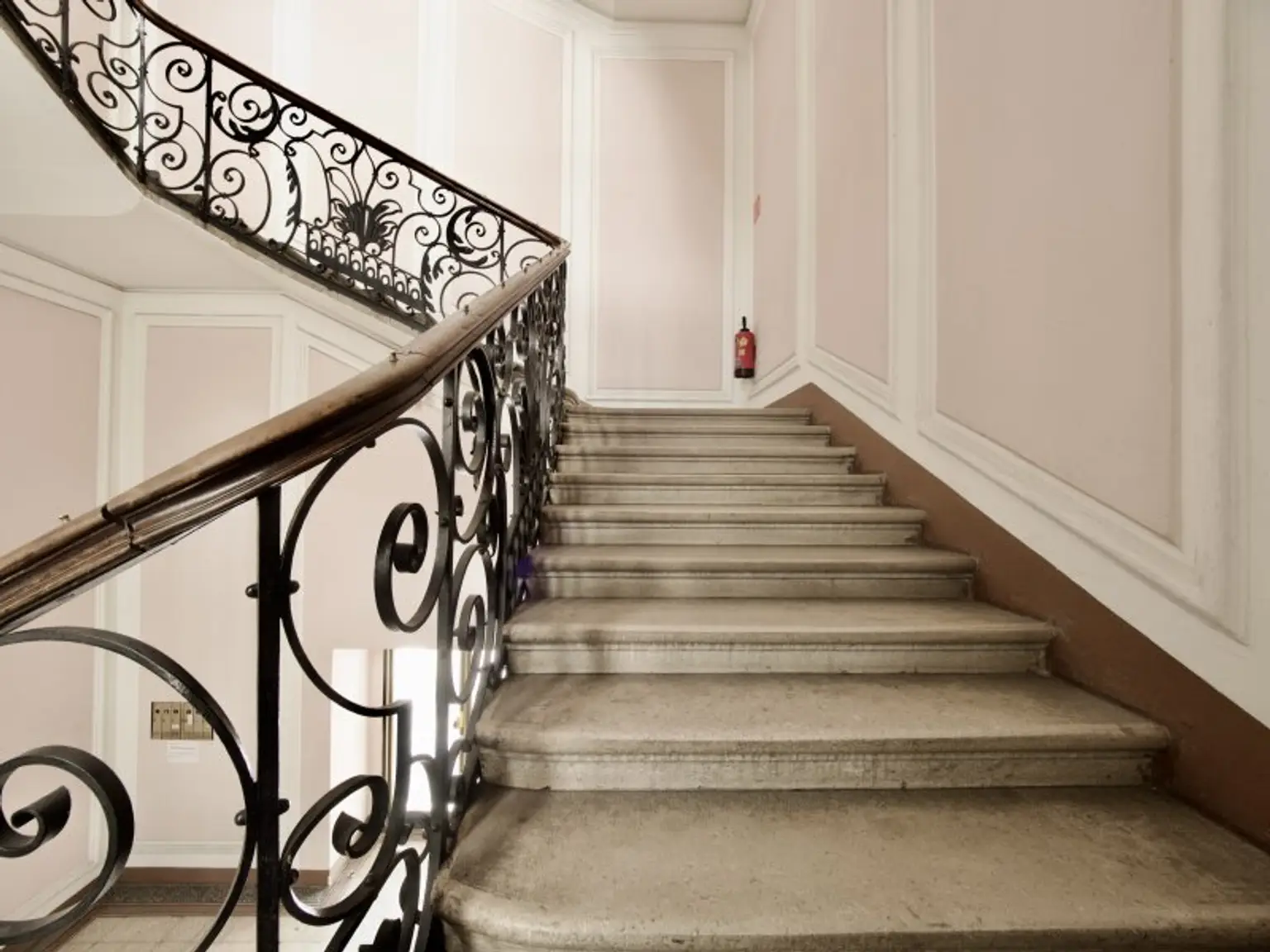 Exklusive Büro- oder Ordinationsfläche im klassischen Altbaustil in der Klagenfurter Fußgängerzone zu mieten!