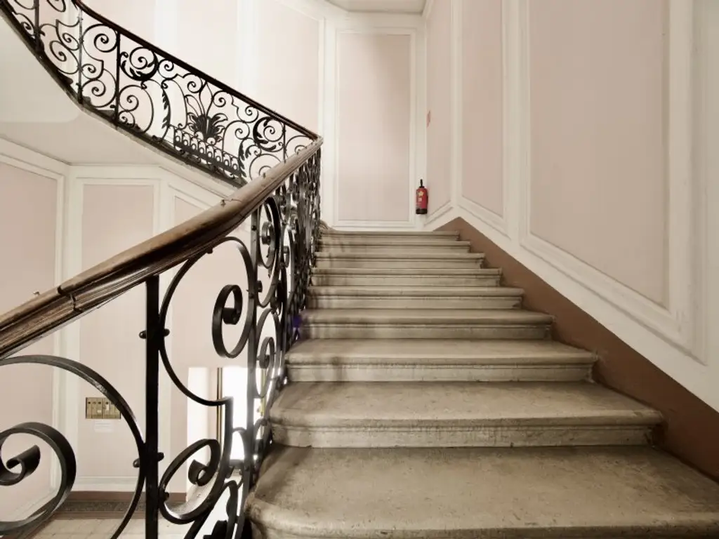 Exklusive Büro- oder Ordinationsfläche im klassischen Altbaustil in der Klagenfurter Fußgängerzone zu mieten!