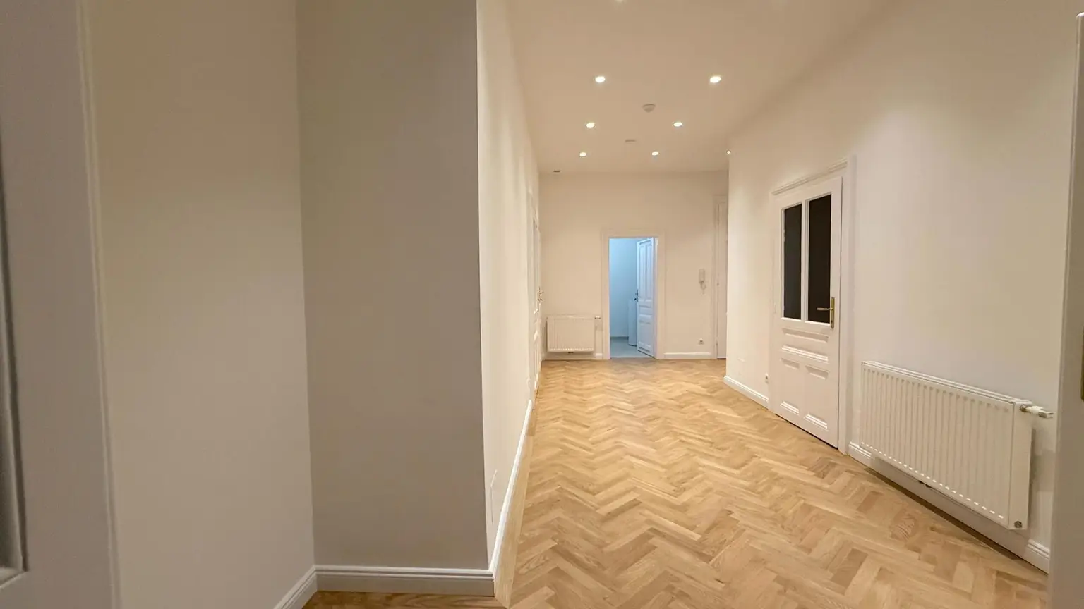 großer Vorraum mit Spotbeleuchtung