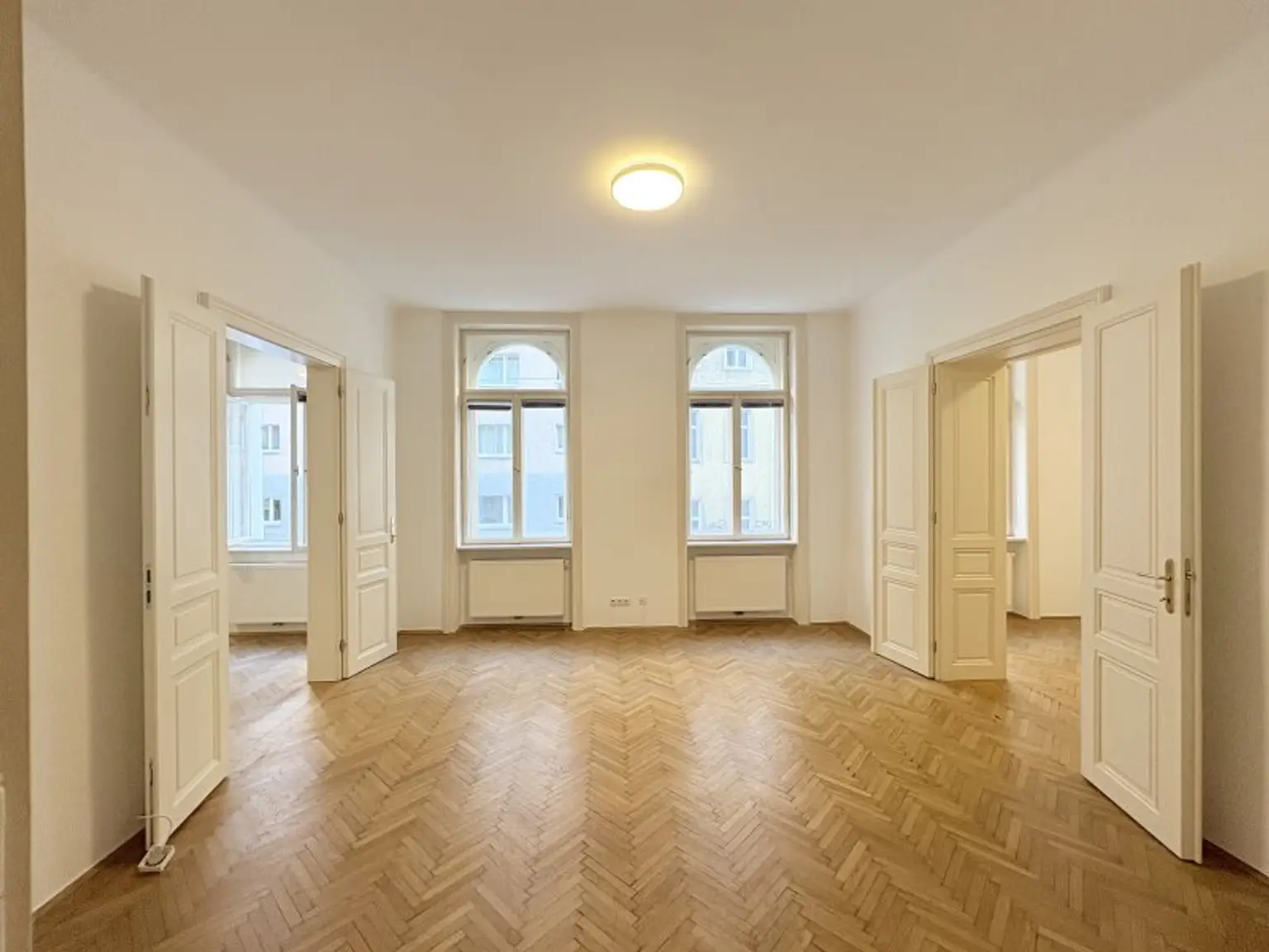 Großzügiges 3-Zimmer Altbaujuwel mit Nähe zur U4 Friedensbrücke! Zwei Badezimmer!