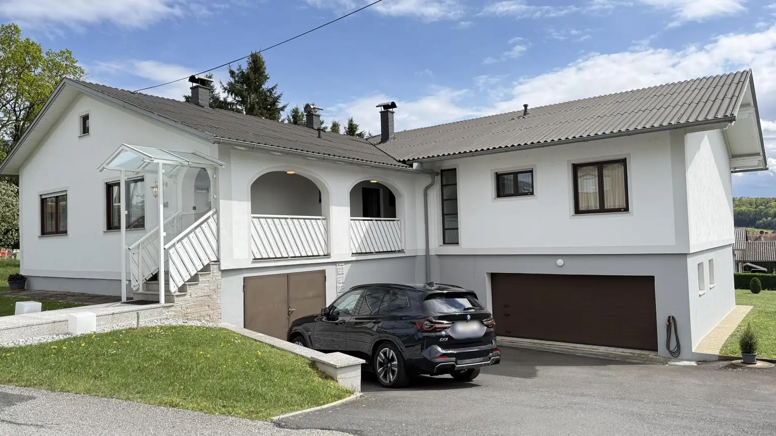 Ansicht mit 2 Garagen