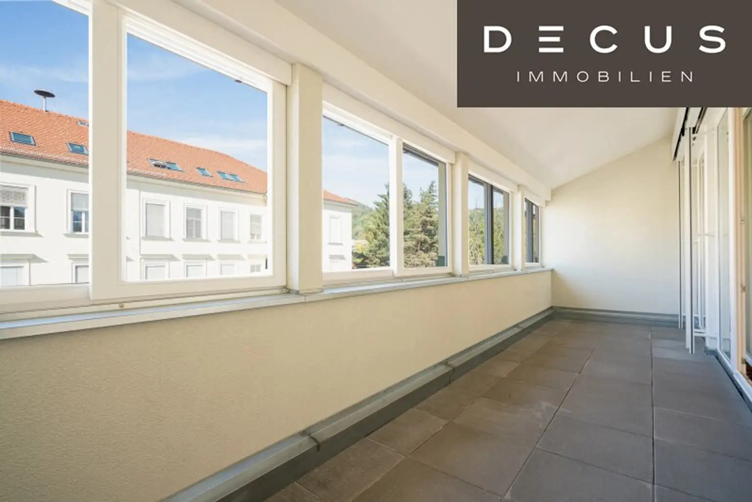 | SCHÖNE MAISONETTE MIT GROSSER LOGGIA | NÄHE SCHLOSS EGGENBERG