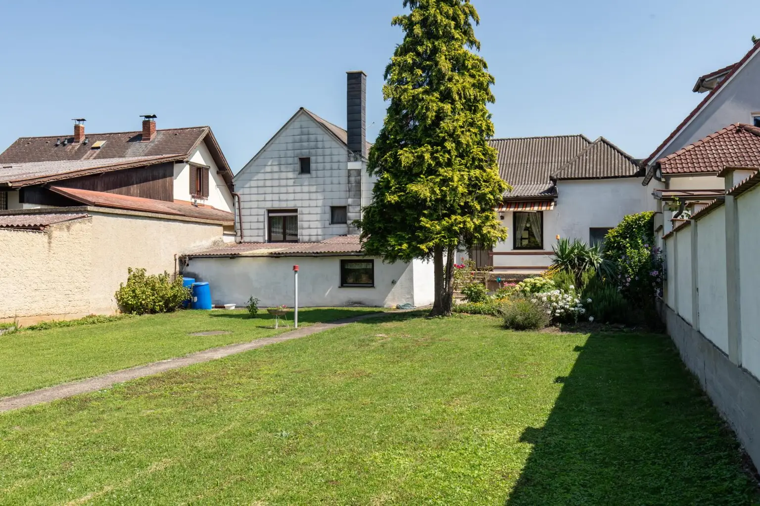 Solides Einfamilienhaus in Halbturn- Wohnen am Schlosspark