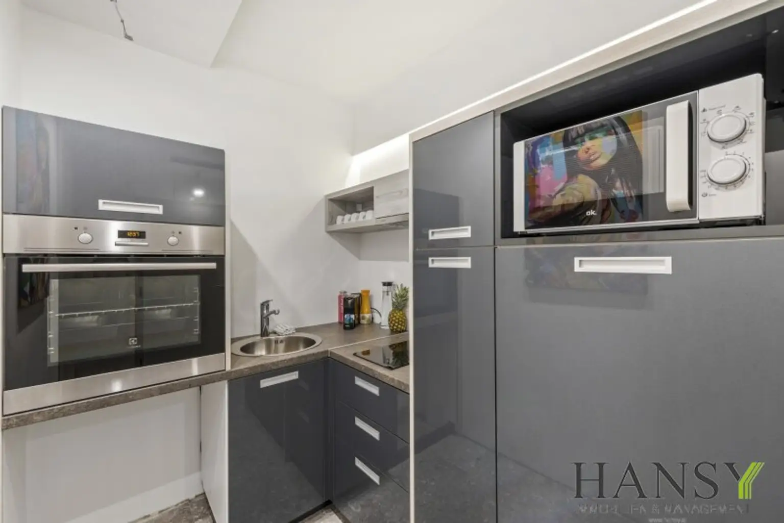 Vollmöblierte 3-Zimmer-Wohnung mit Loggia & zwei getrennt begehbaren Schlafzimmern! (WG-tauglich) 5 Gehminuten zur Mariahilfer-Straße