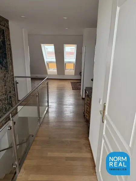 Stiegenaufgang zum  Wohnsalon