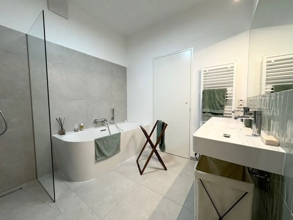TRAUMHAFTE KLIMATISIERTE ALTBAUWOHNUNG MIT 2 BÄDERN UND BALKON - MÖBEL OPTIONAL
