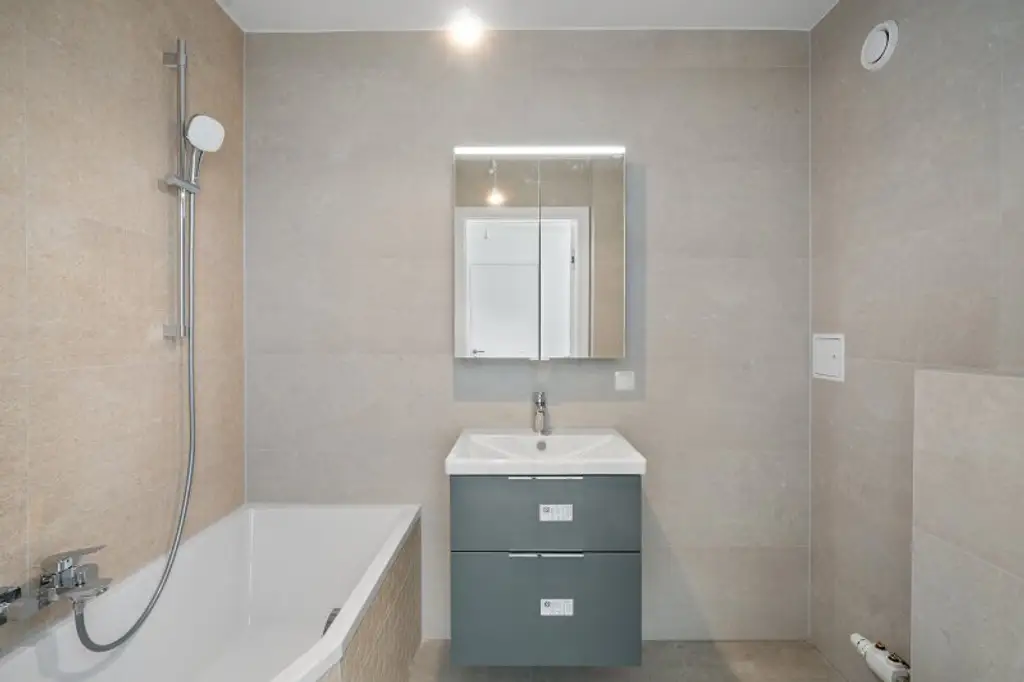 Generalsanierte Eigentumswohnung auf drei Ebenen mit zwei Terrassen - Gegenüber Sofiensäle