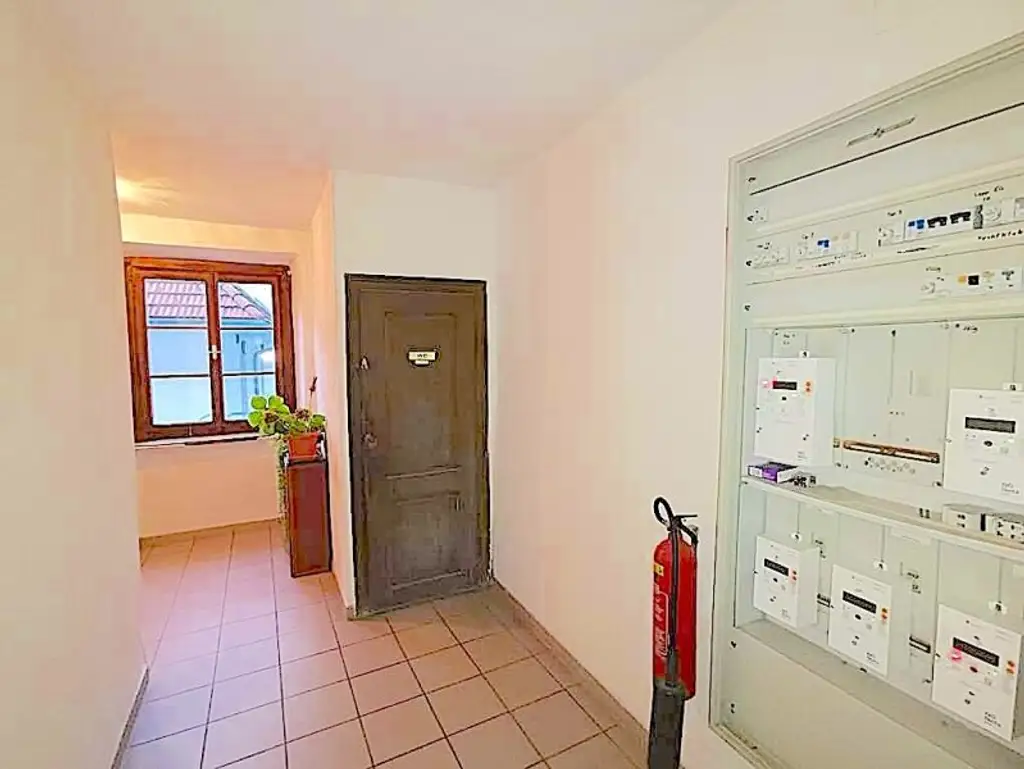 Kleine, historische Entwicklungsliegenschaft im Zentrum von Krems, mit Charme und Rohdachboden, bis auf eine Wohnung leer. wieder ein besonderes Objekt von allesgefunden.at...