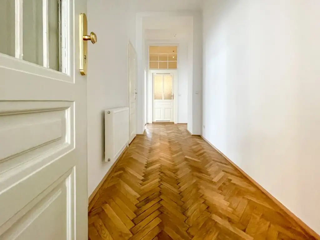 KOMPLETT HOFSEITIG: helle Stilaltbauwohnung mit separater Küche