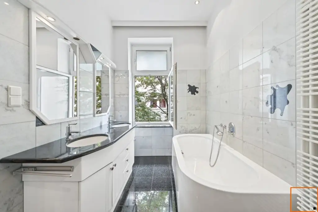 In Bestlage nahe Karmelitermarkt: Zentral begehbare Maisonette-Altbauwohnung in sehr gepflegtem Zustand und freiem Blick