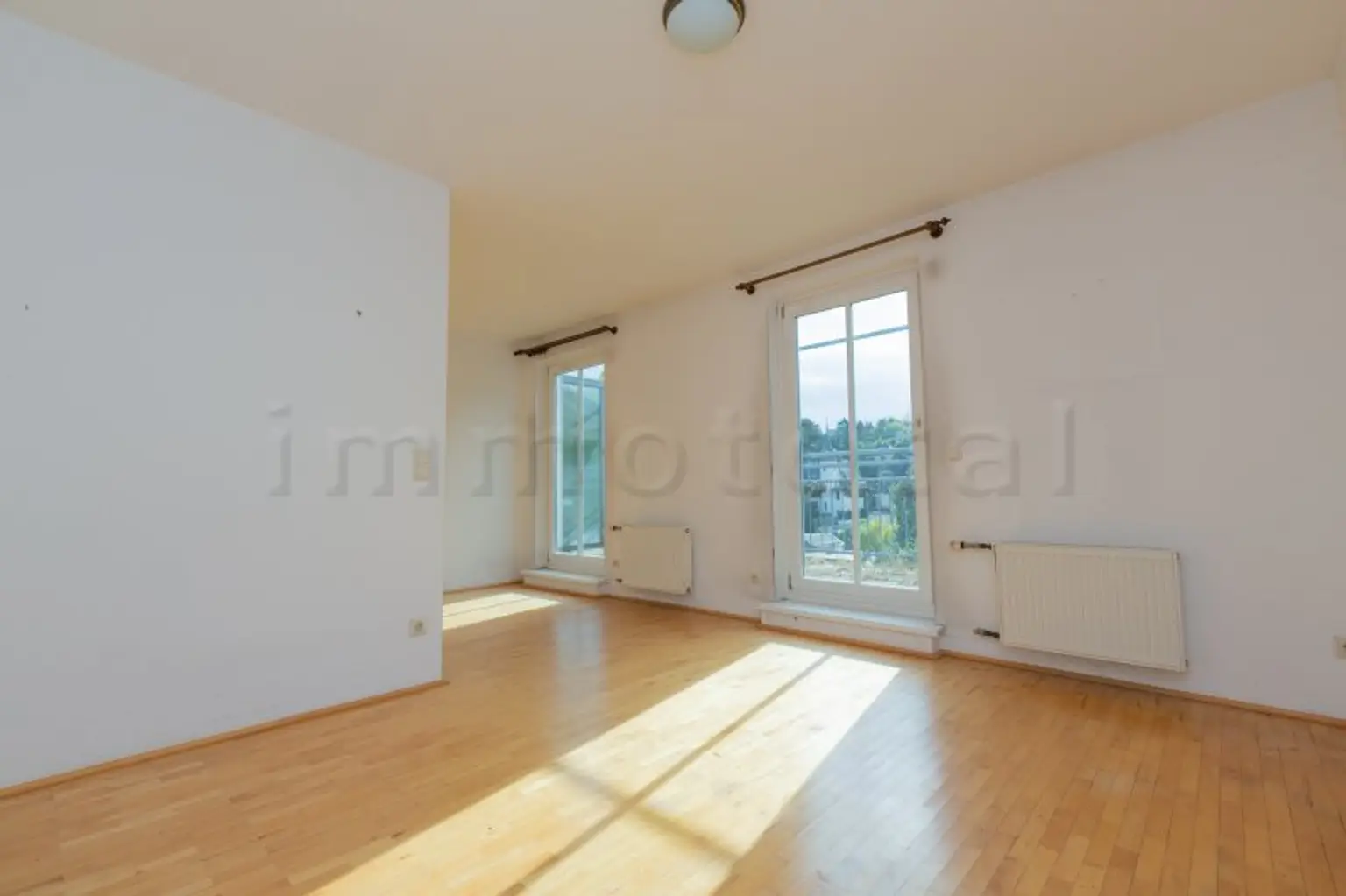 Dornbach - Pointengasse: Großzügige Terrassenwohnung mit unverbaubarem Grünblick