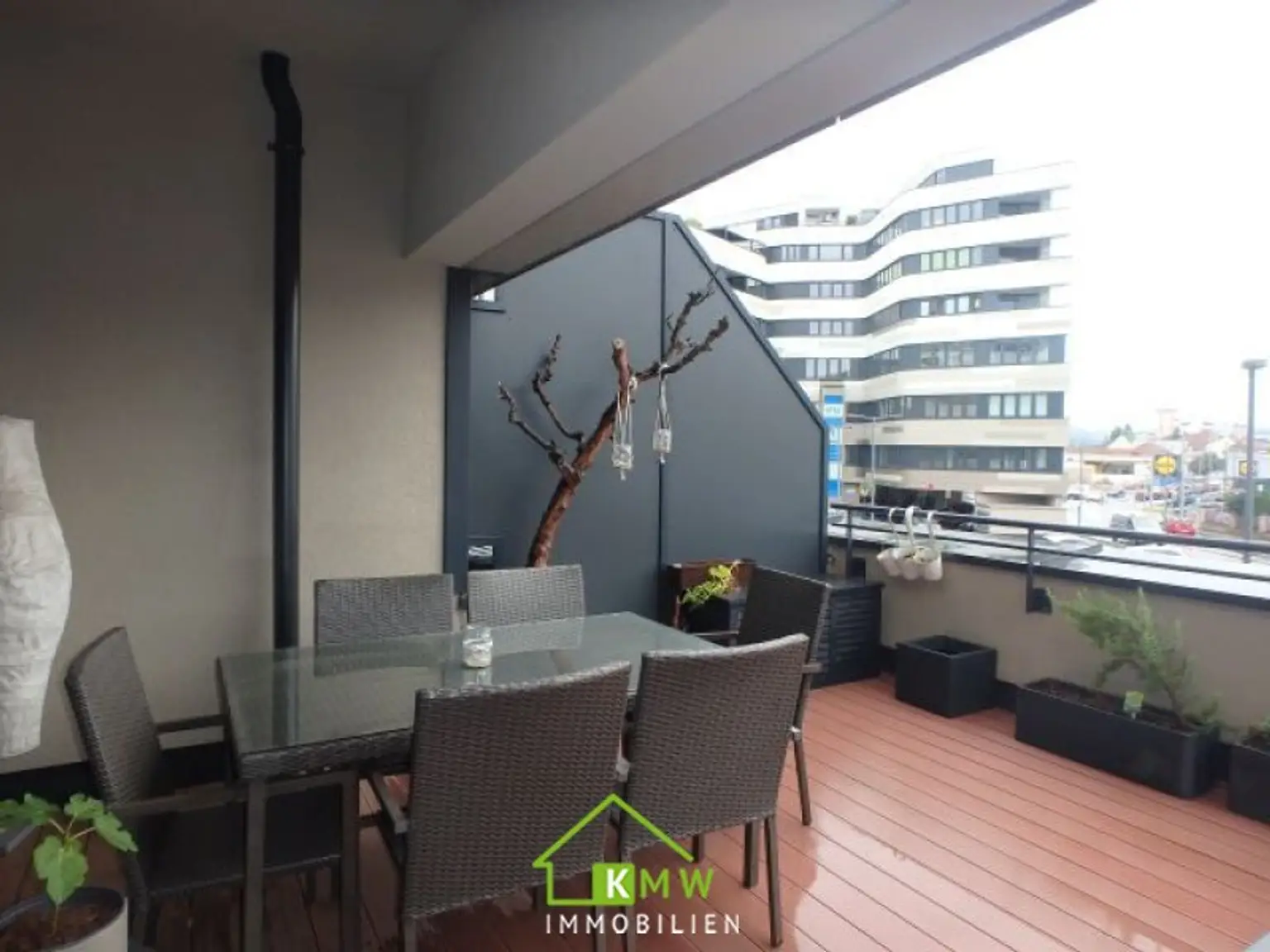 Lichtdurchflutete, moderne 2 Zimmer Wohnung mit Terrasse und 2 Tiefgaragenplätze