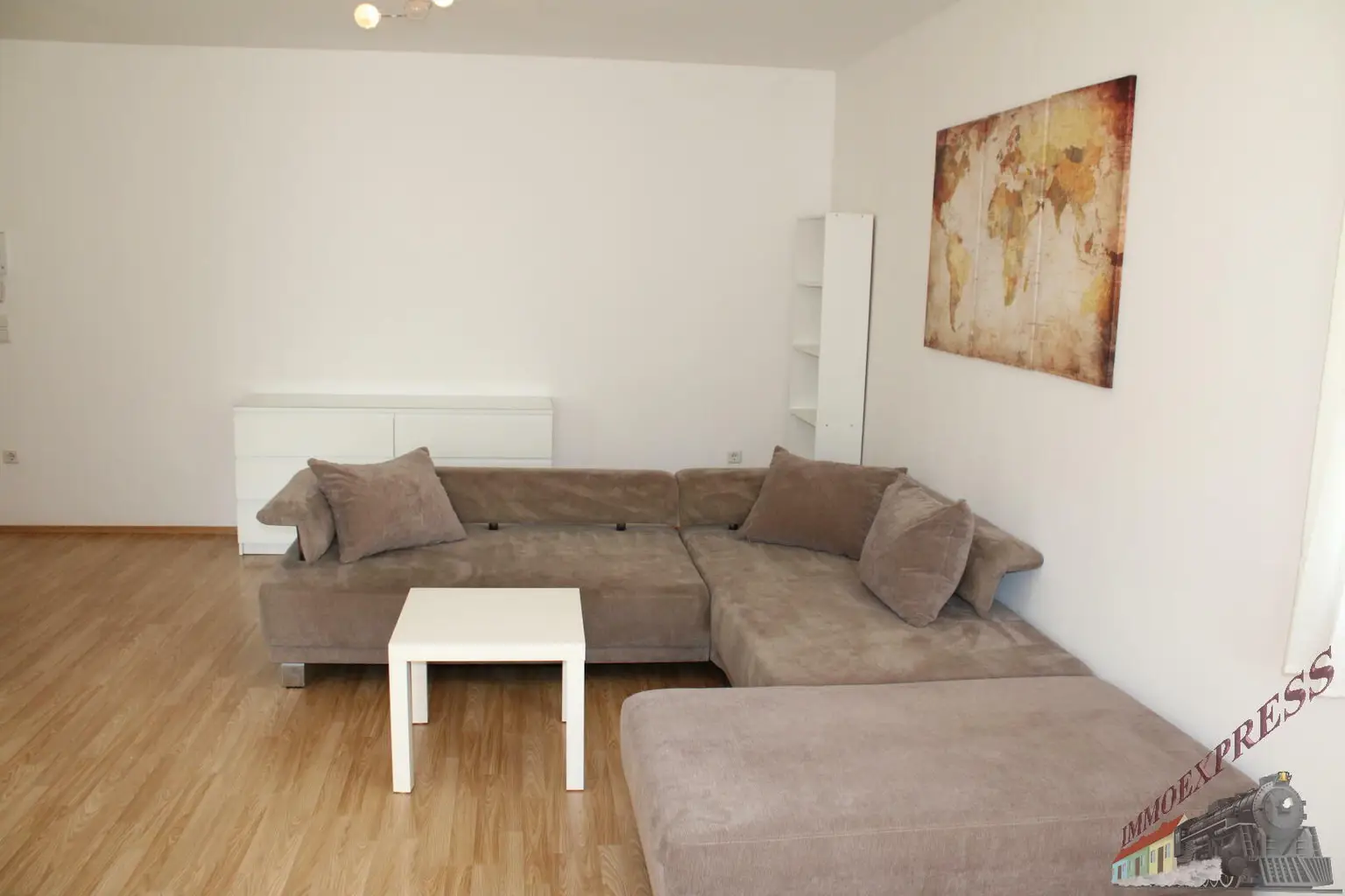 Sehr schöne 2 Zimmerwohnung mit 55 m² und unbefristetem Hauptmietvertrag. Haustiere erlaubt. Direkt beim Schwimmbiotop