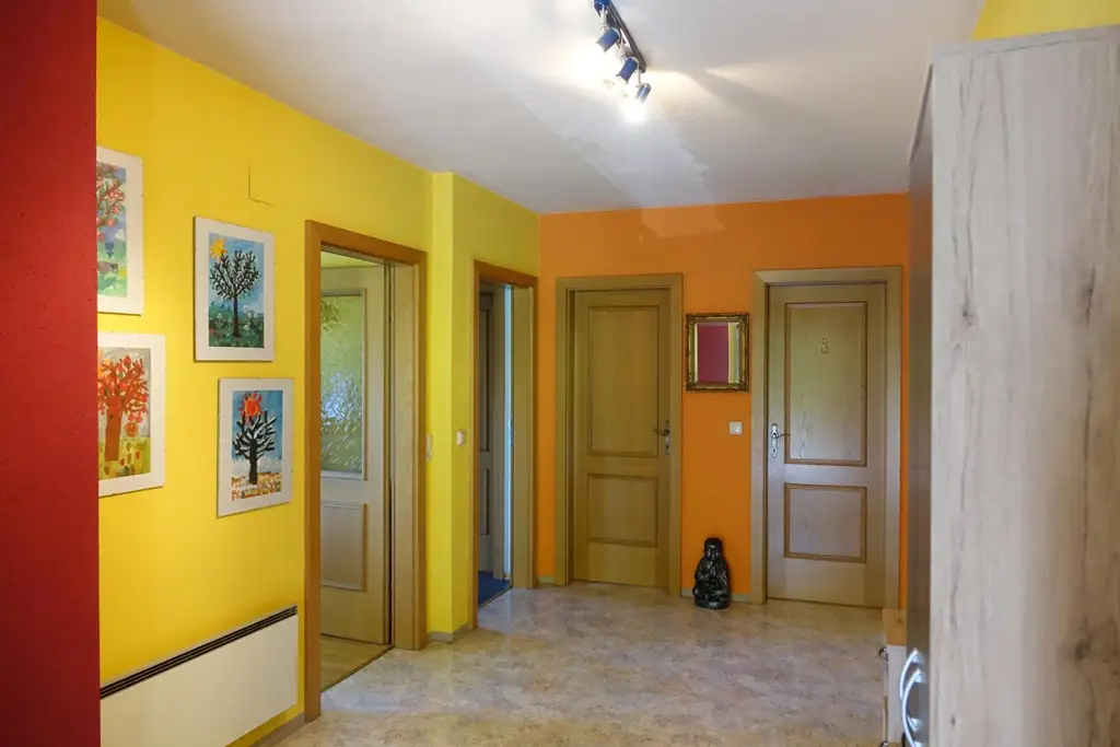 Geräumiges Einfamilienhaus, vollunterkellert, mit sehr schönem Garten!