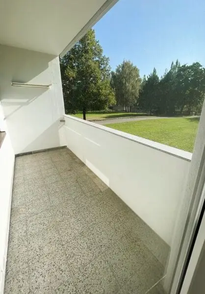2-Zimmer Wohnung mit Loggia, separater Küche und Blick in den begrünten Innenhof