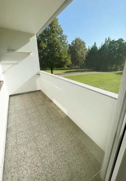 2-Zimmer Wohnung mit Loggia, separater Küche und Blick in den begrünten Innenhof
