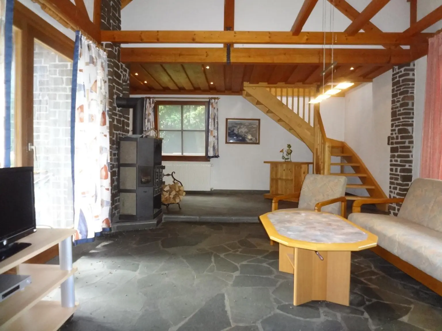 GROSSES LANDHAUS MIT SCHÖNEM GARTEN!