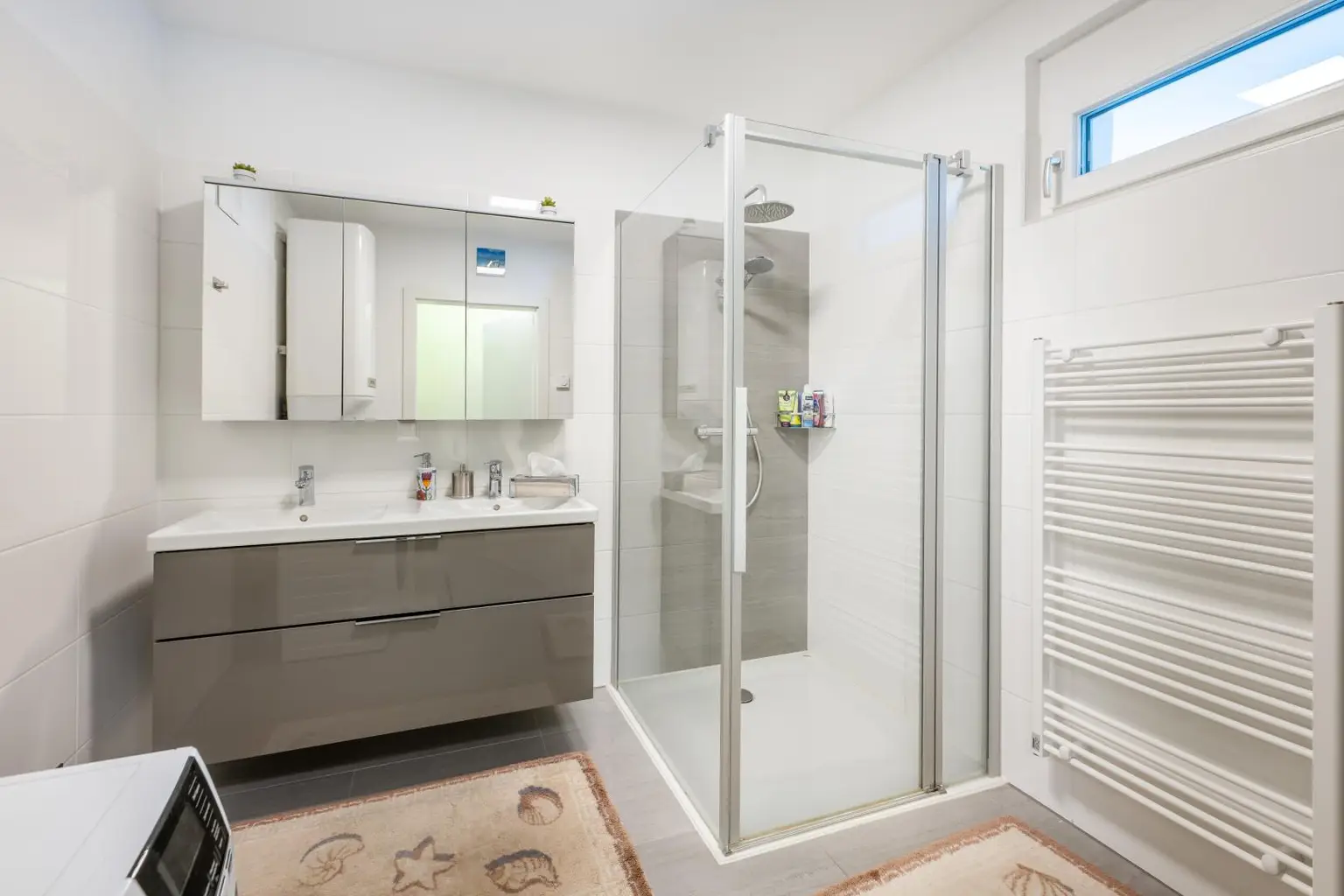 Modernes Badezimmer