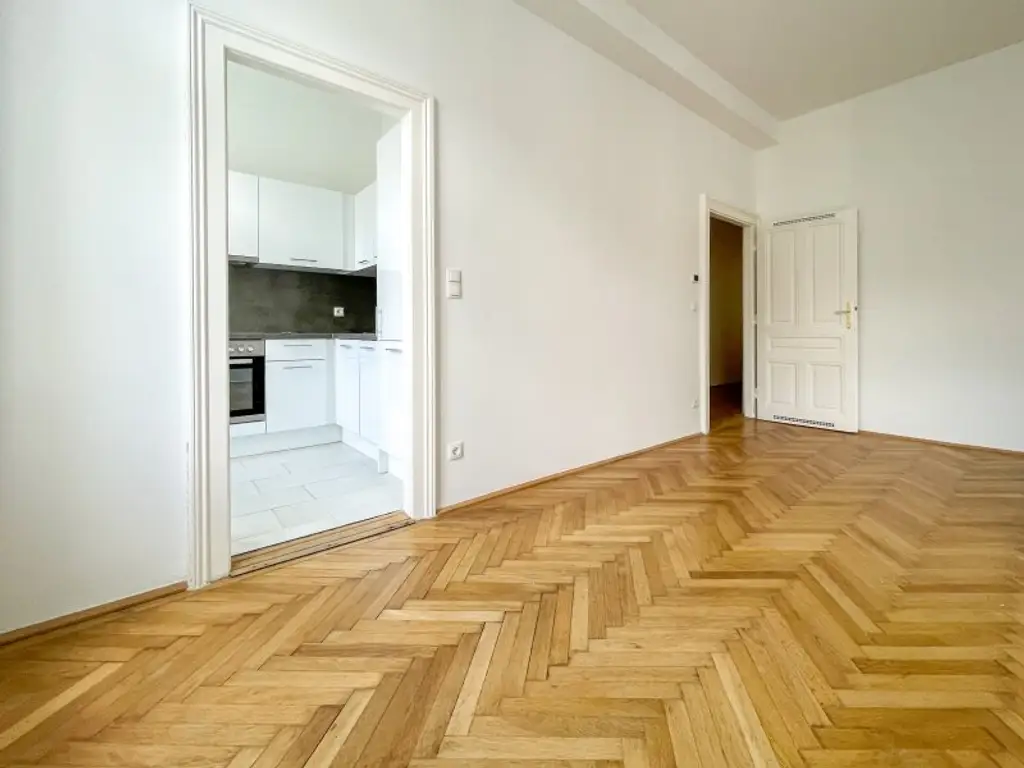 KOMPLETT HOFSEITIG: helle Stilaltbauwohnung mit separater Küche