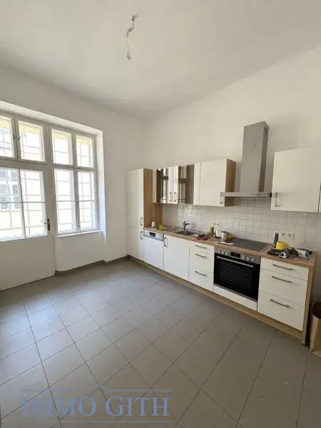 EXKLUSIVE ALTBAUWOHNUNG MIT 2 BALKONEN UND TRAUMBLICK ÜBER WIEN – 258 m² IN BESTLAGE DES 4. BEZIRKS UNBEFRISTET ZU MIETEN!