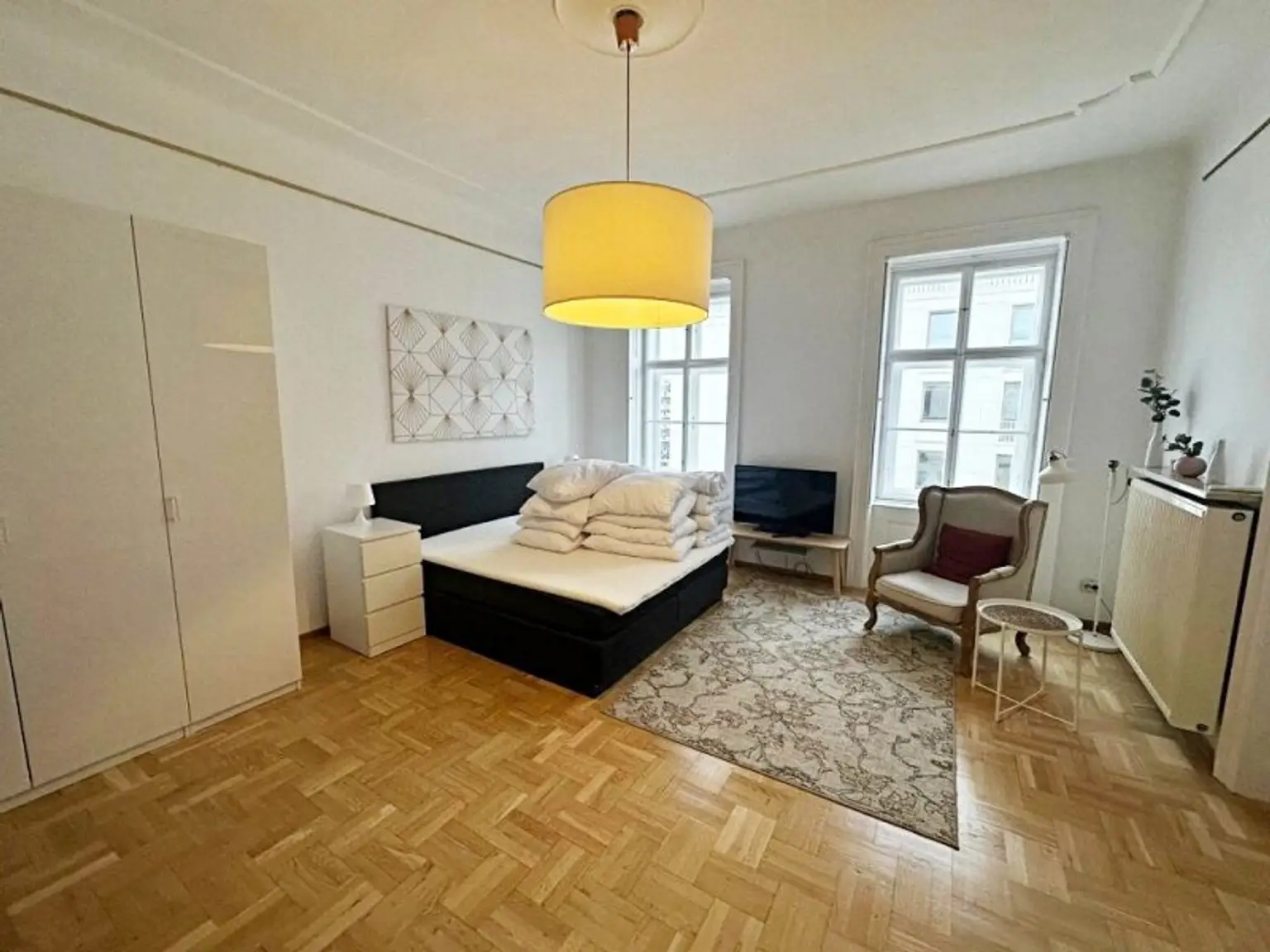 OPERNRING, STAATSOPER, klimatisierte 106 m2 Altbau, 3 Zimmer, Möblierung möglich, Extraküche, 2 Bäder, 4. Liftstock
