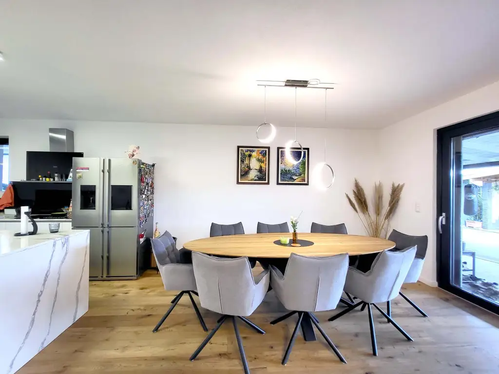 Ihr neues Zuhause: moderne Doppelhaushälfte auf großem Grundstück