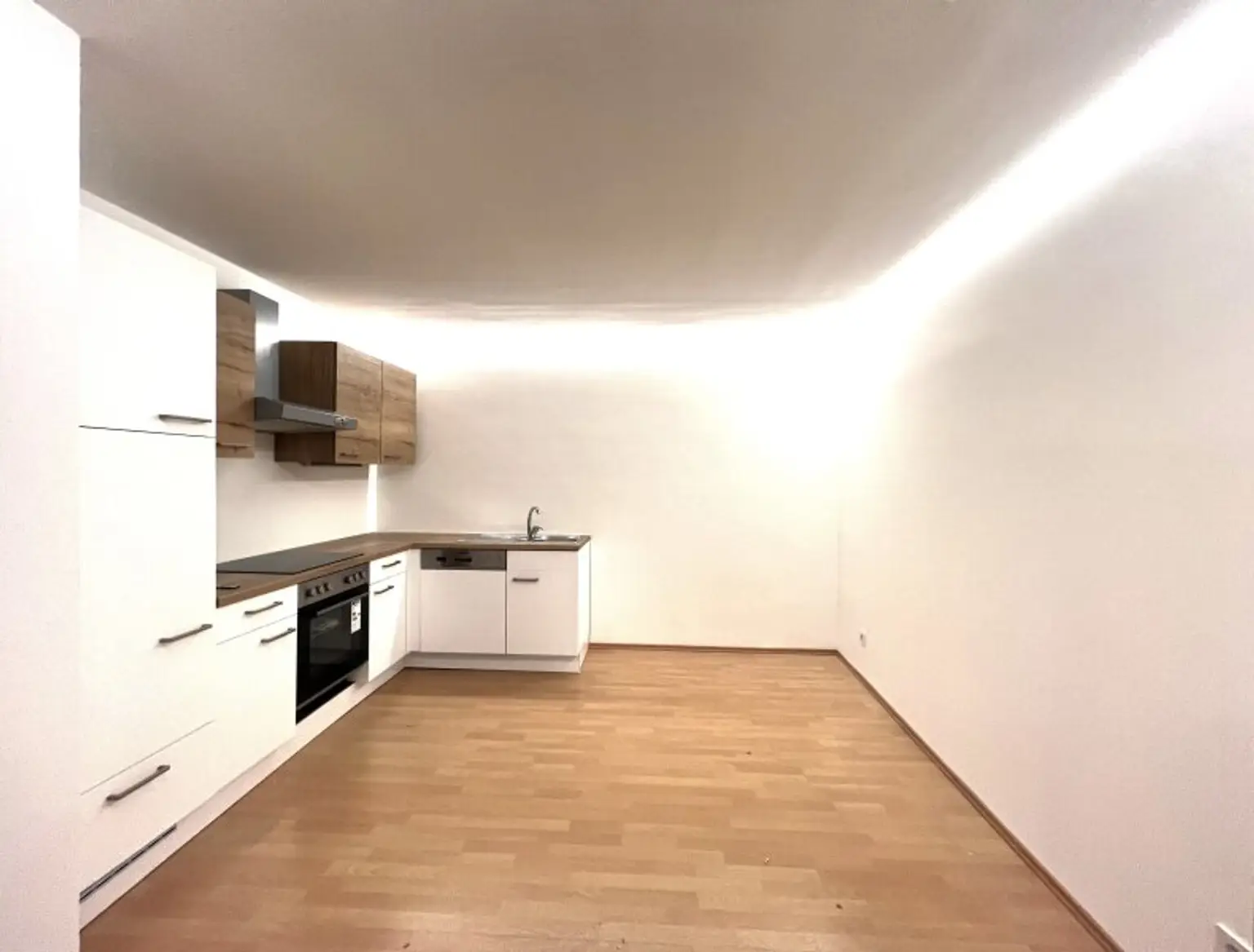 PERFEKTE LAGE 4-ZIMMER WOHNUNG NÄHE MARIAHILFER STRAßE!