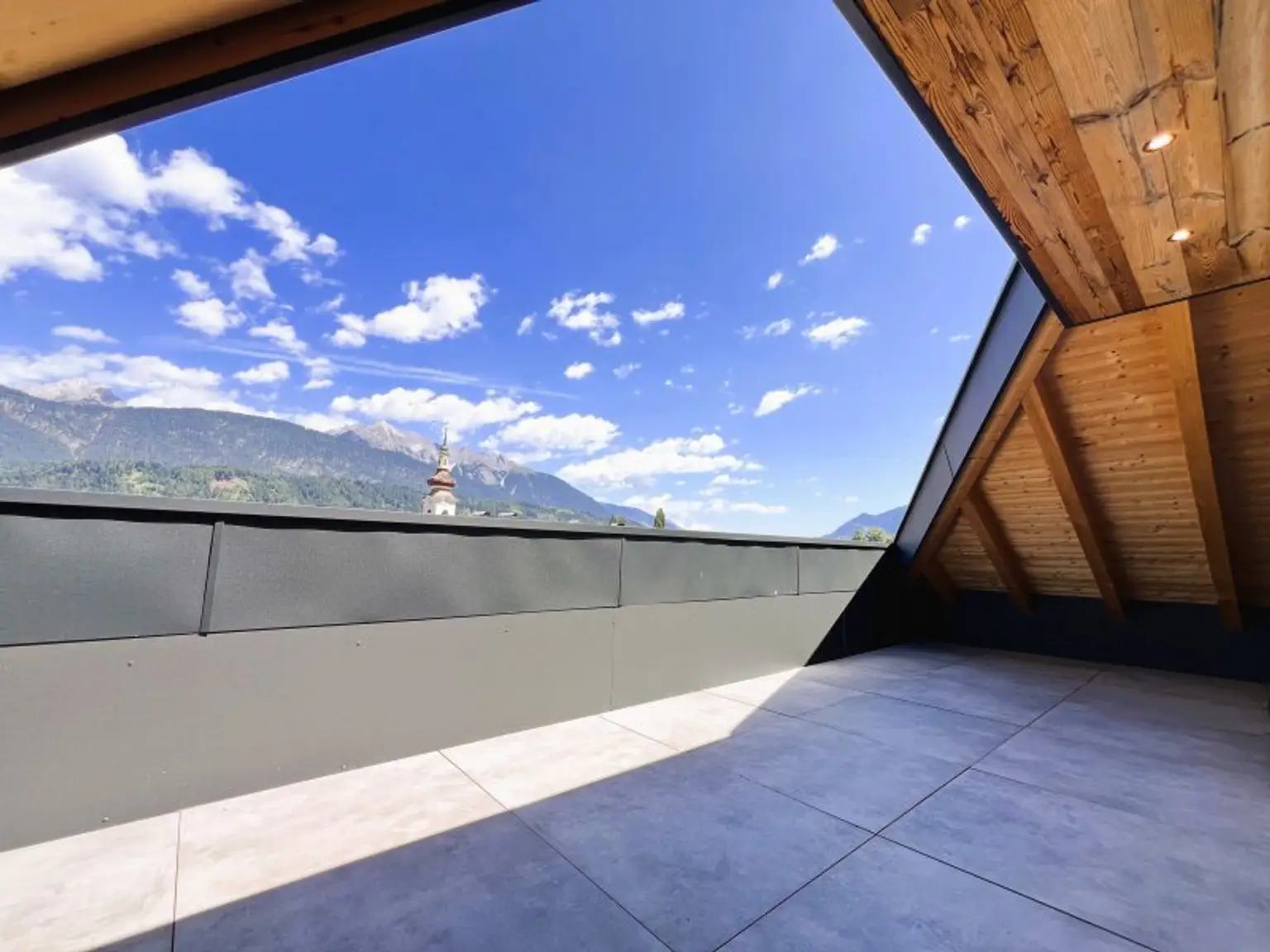 Rundum begehbare ca. 76m² große Dachterrasse