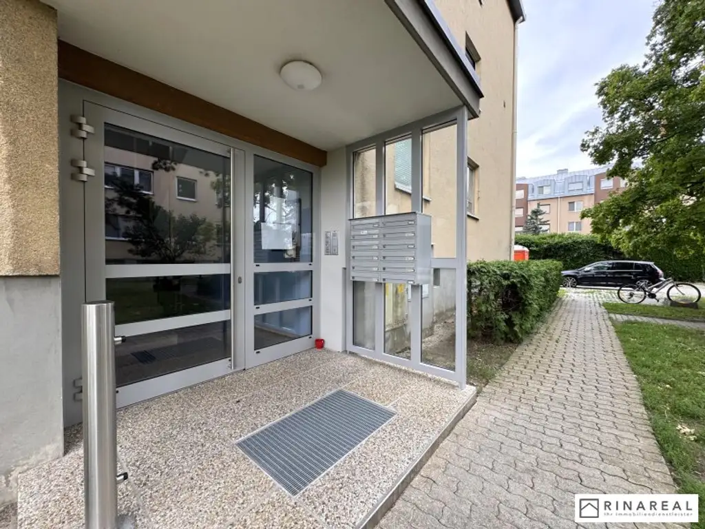 Großzügige und helle 2 Zimmer Wohnung im Dachgeschoss | ca. 63 m² | Klimaanlage | zzgl. PKW-Stellplatz | Friedrich Schiller-Straße