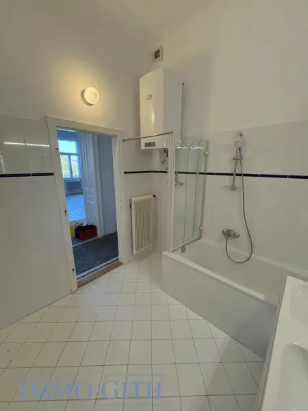 EXKLUSIVE ALTBAUWOHNUNG MIT 2 BALKONEN UND TRAUMBLICK ÜBER WIEN – 258 m² IN BESTLAGE DES 4. BEZIRKS UNBEFRISTET ZU MIETEN!