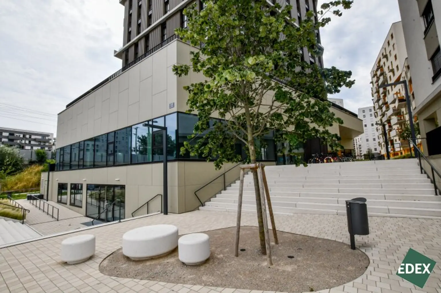 Erstbezug | Moderne Gewerbefläche mit hoher Sichtbarkeit und Terrasse auf zwei Etagen - unbefristet