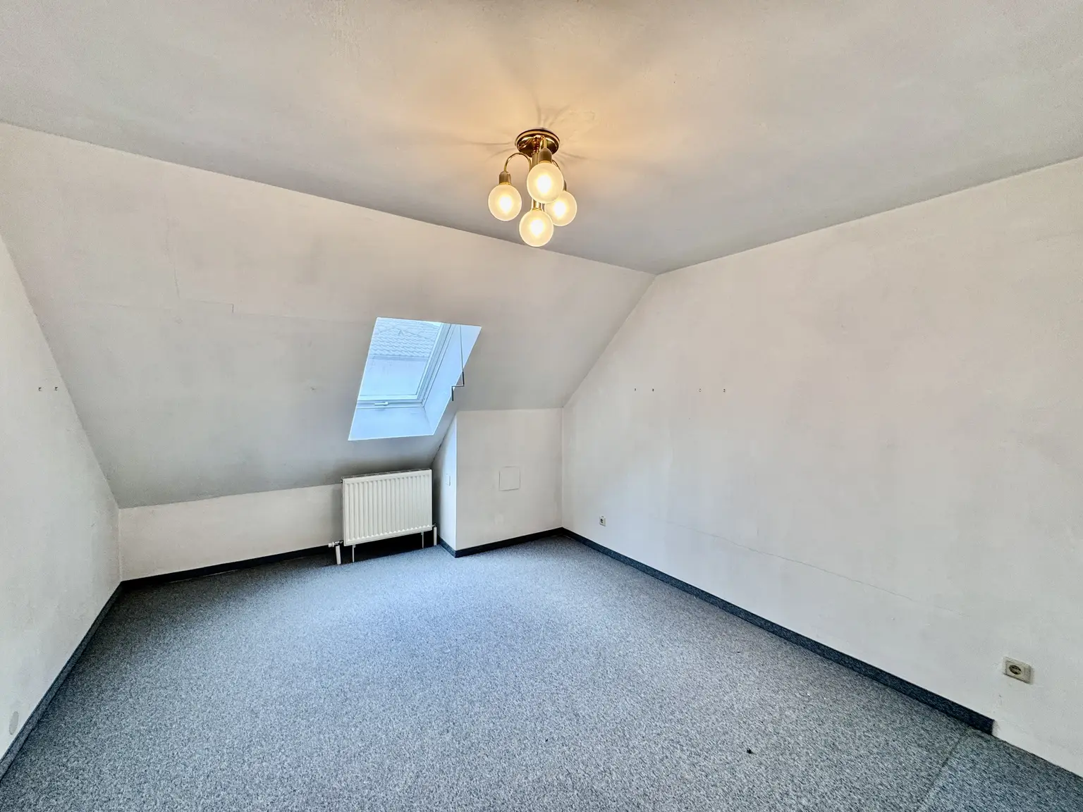 IHR NEUES ZUHAUSE - GROßZÜGIGES EINFAMILIENHAUS MIT SWIMMINGPOOL IN FLORIDSDORF