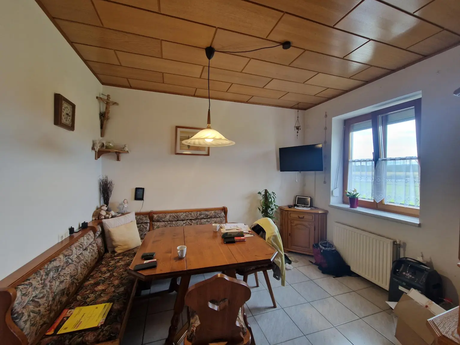 SOLIDES WOHNHAUS MIT EHEMALIGEM SOMMERHAUS, HERRLICHER TERRASSE UND POOL IN TRAUMHAFTER RUHELAGE