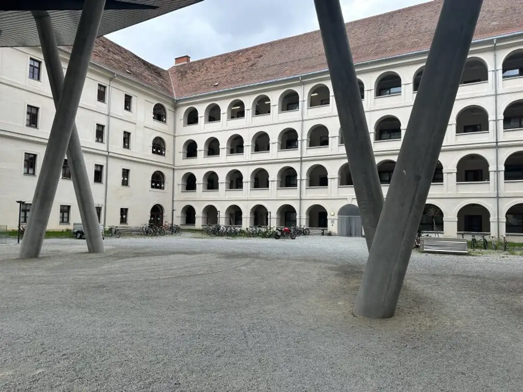 Ab 01.12.2025 verfügbar - Komfortabel parken – Ihr Stellplatz steht bereit!