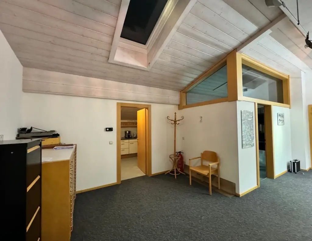 Büro mit Stil im Dachgeschoß in Buch zu mieten